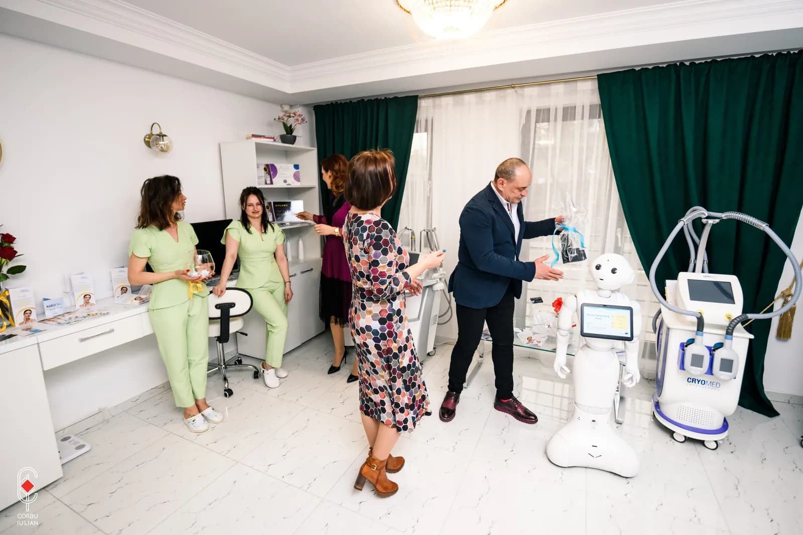 Pepper într-o clinică, lângă medici și invitați