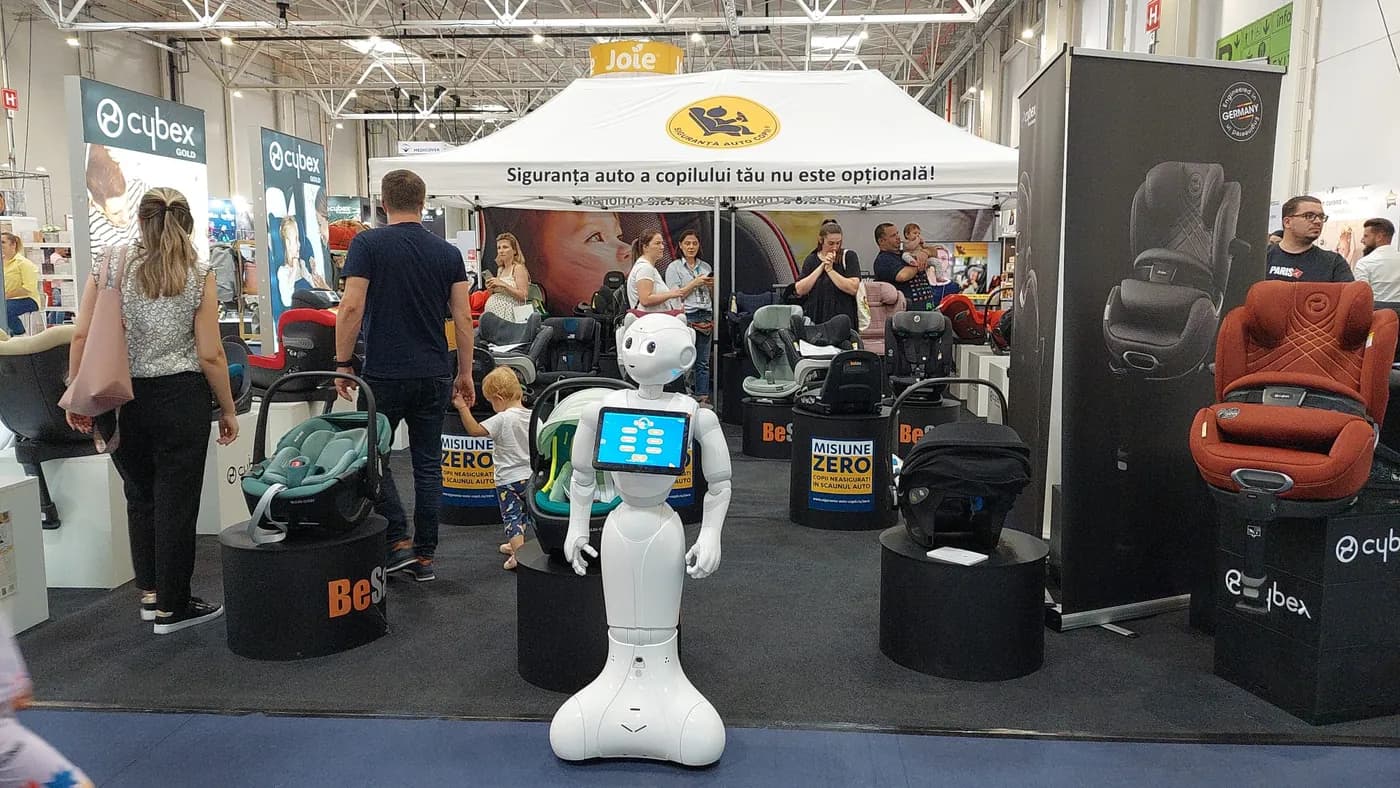 Pepper la standul unui expozant, între vizitatori