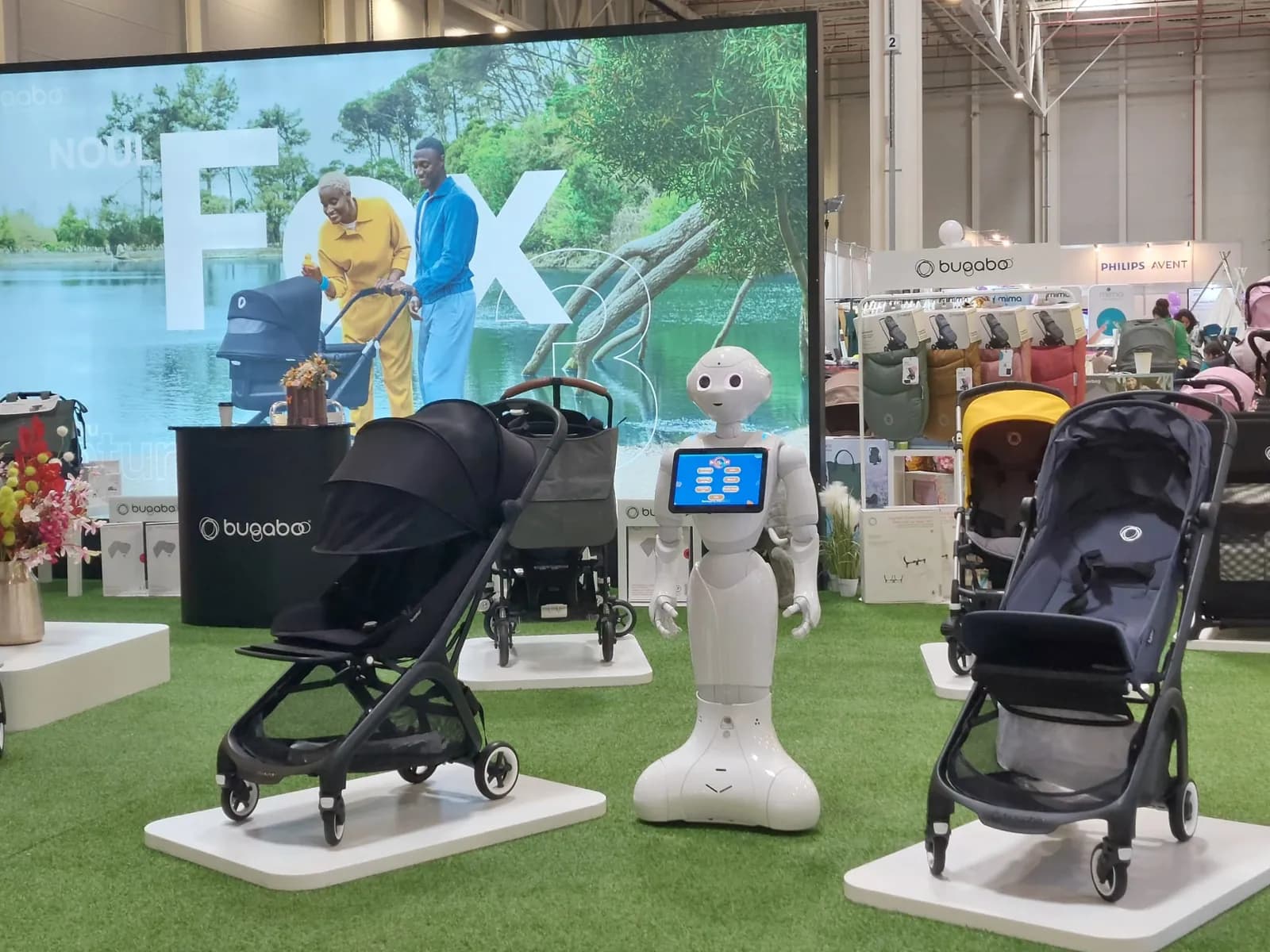Pepper lângă cărucioare pentru copii, la standul unui producător într-o expoziție