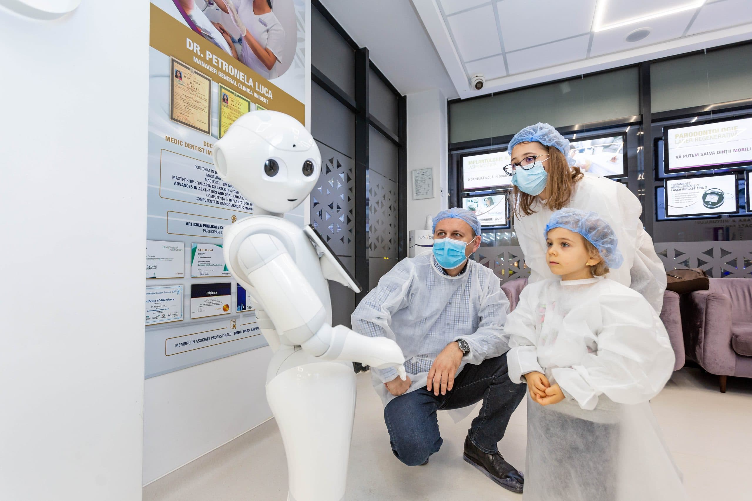 |Robotii Pepper la Unident Romania|Unident a integrat Roboții Umanoizi în cadrul fiecărei Clinici Dentare Premium