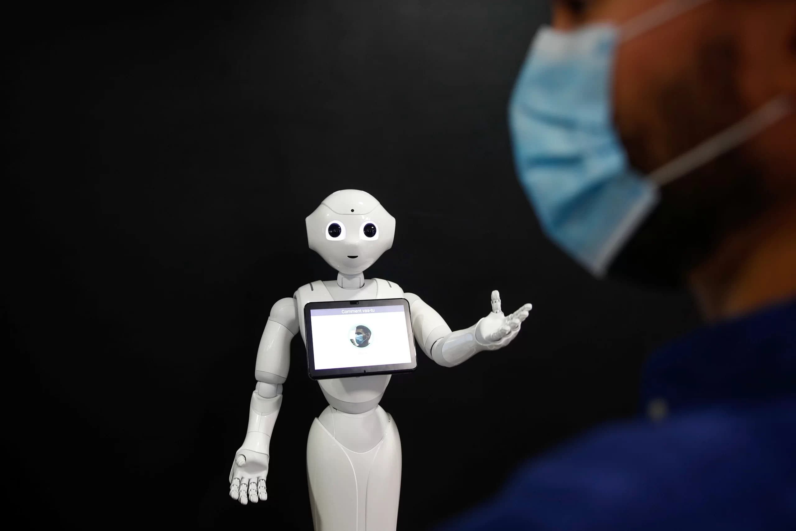 |Pepper robot unident|Rolul robotilor sociali in pandemie||