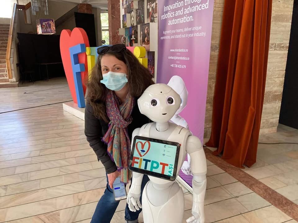 |pepper robot la festivalul de teatru|Festivalul de teatru pentru publicul tanar|Ilustratie pepper|Pepper robot la festivalul de teatru|||||||||||Pepper Robot la Teatru|Pepper robot Festivalul de Teatru|